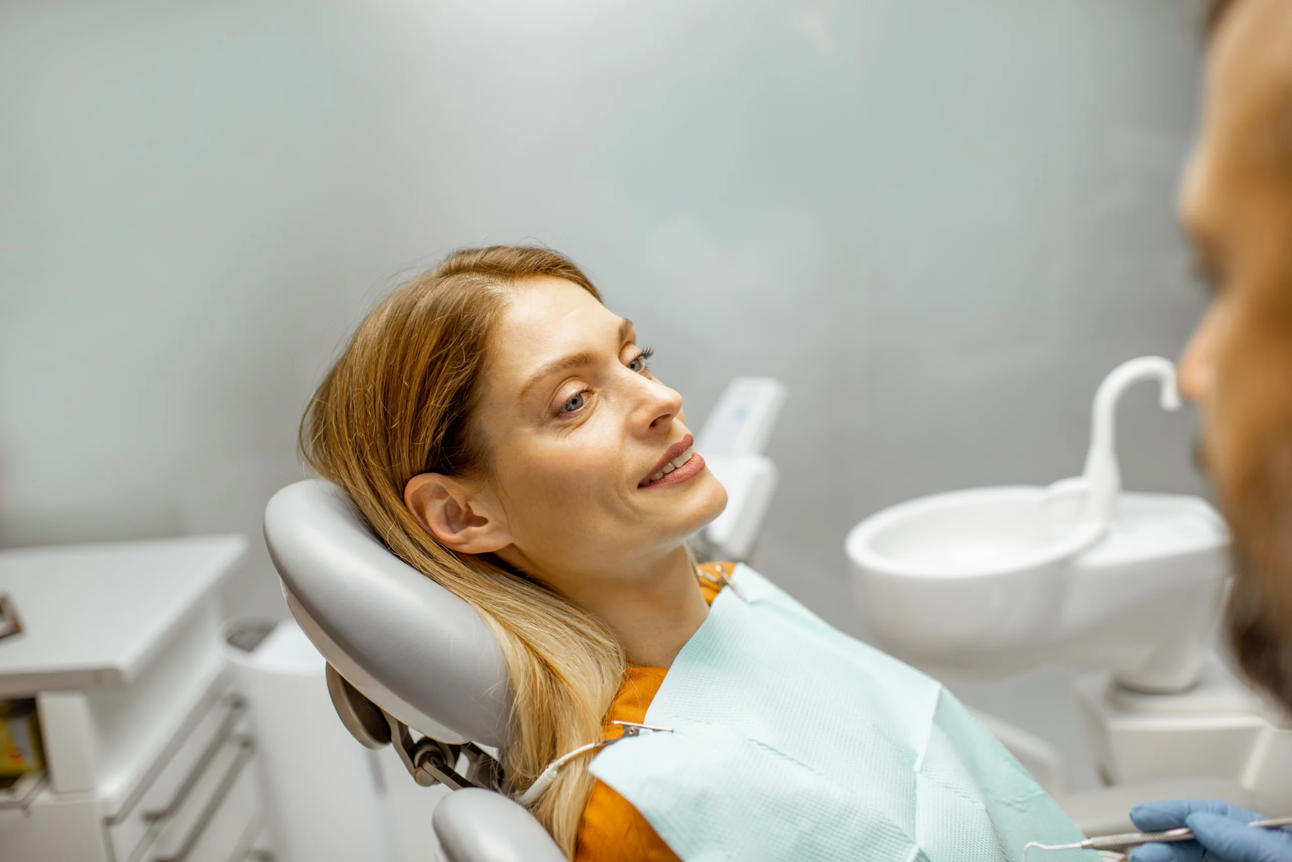 emergency dentist Dubai treats toothache at night.